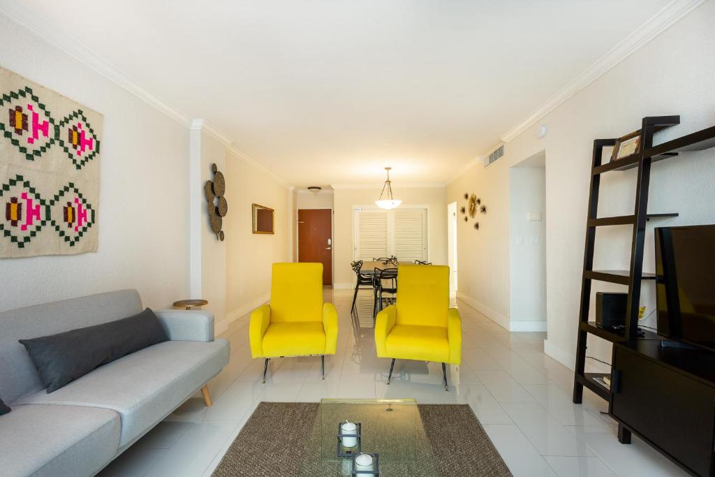Steps from the Beach 2bedroom apartment Miami photo 2