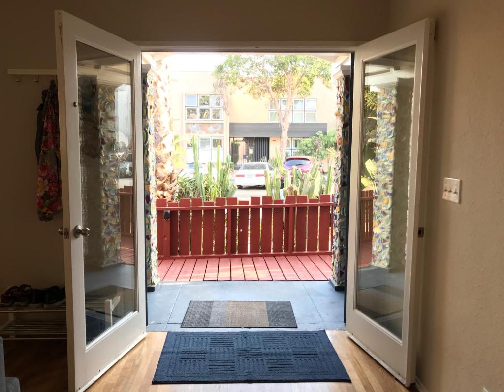 Long Beach House photo 2