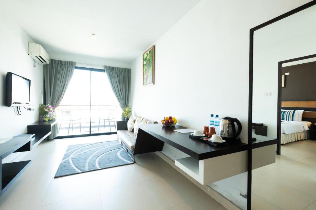 Vogue Hotel Pattaya - Tap to explore photos