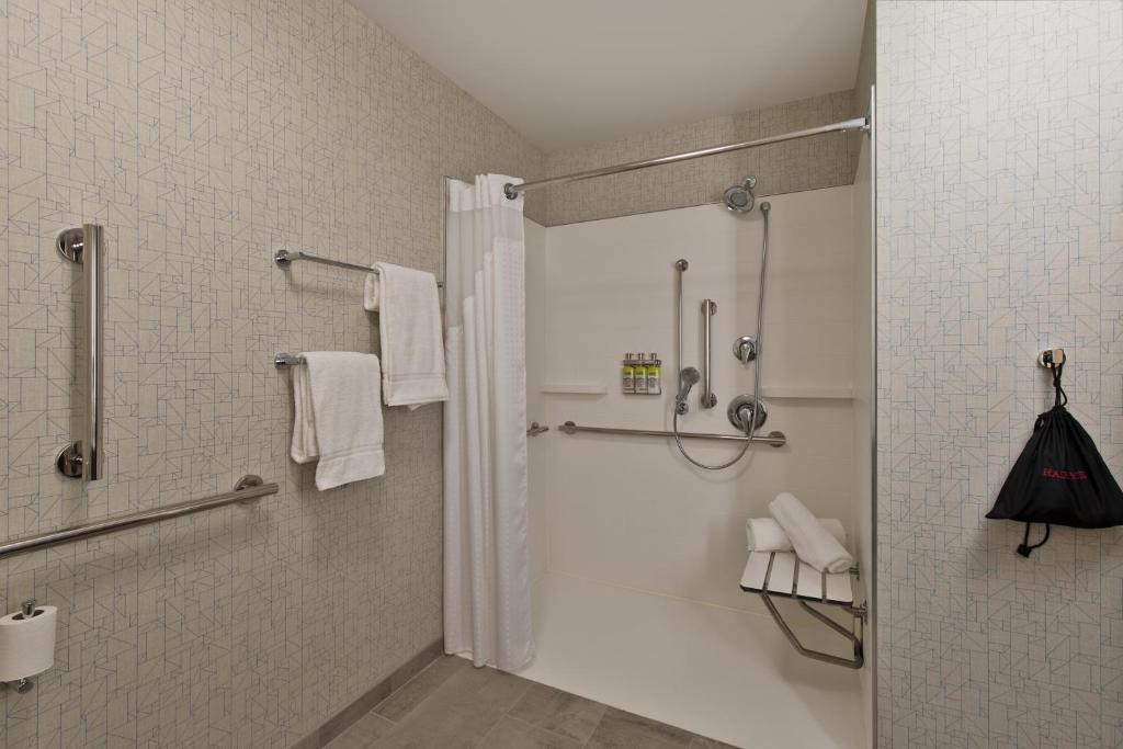 Holiday Inn Express & Suites Portland Airport - Cascade Stn, an IHG Hotel image