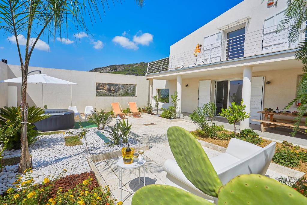 Villa Bonifato vista sulle campagne e sul mare siciliano alloggio per uso turistico