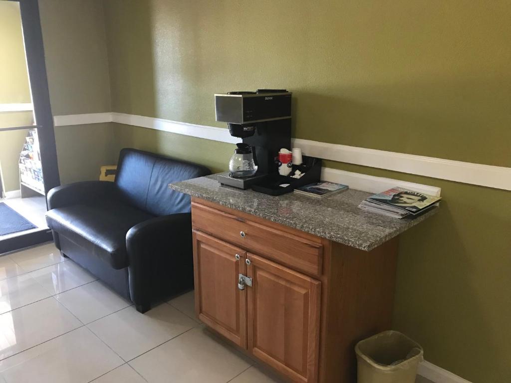 Paradise Inn & Suites photo 3