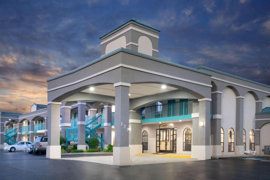 Super 8 by Wyndham Murfreesboro photo 1