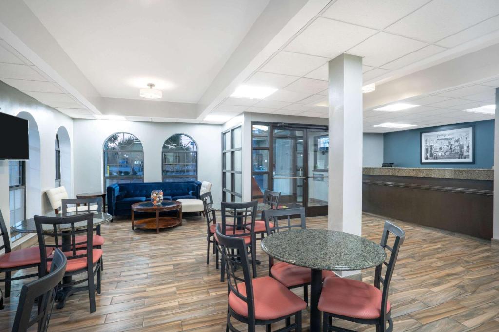Super 8 by Wyndham Murfreesboro photo 2