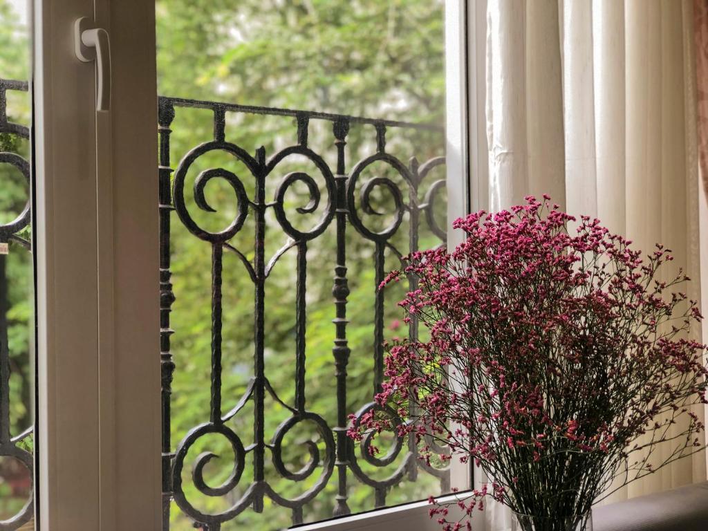 Sunny Serviced Apartment