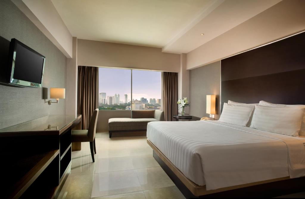 Двухместный (Номер Делюкс с кроватью размера «queen-size»), Hotel Santika Premiere Slipi Jakarta