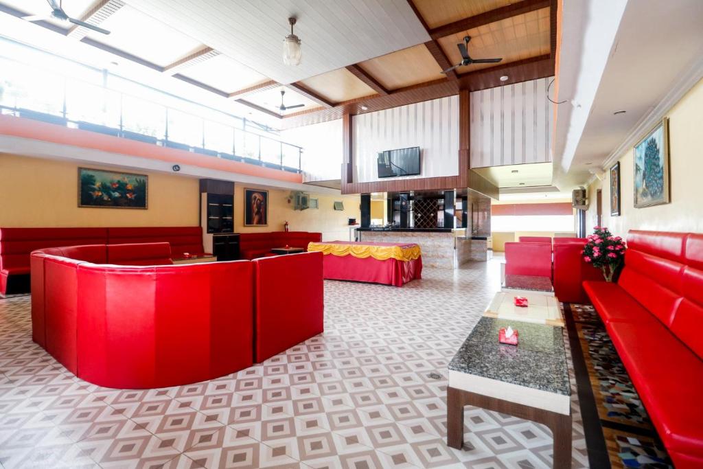 RedDoorz Plus near DC Mall Batam - Tap to explore photos