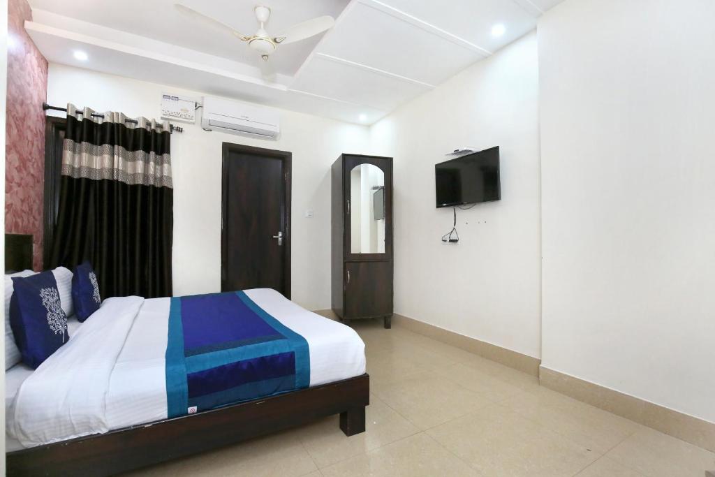 Трехместный (Классический трехместный номер), OYO 9593 Hotel J S Regency
