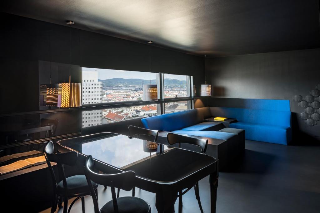 Сьюит (Люкс SO Black с видом на Дунайский канал), Sofitel Vienna Stephansdom