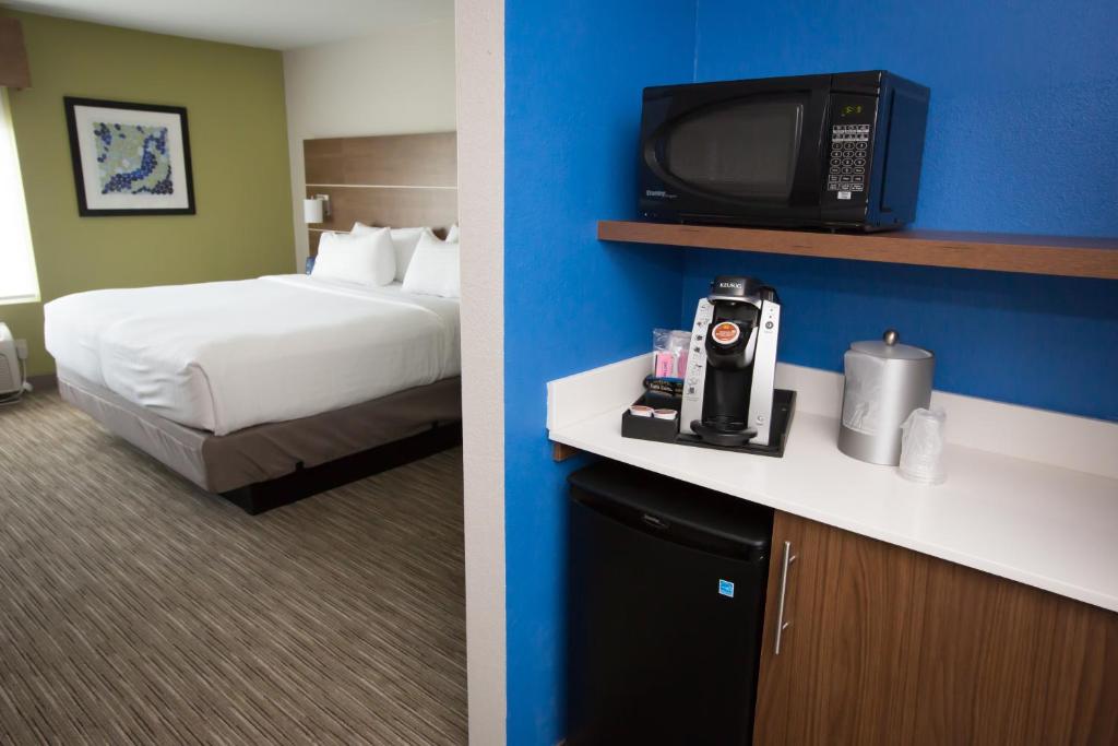 Holiday Inn Express Hotel & Suites Madison, an IHG Hotel photo 2