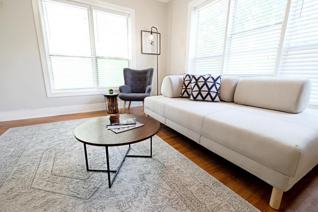 Fresh & Bright, Lower-Greenville Ave Area image