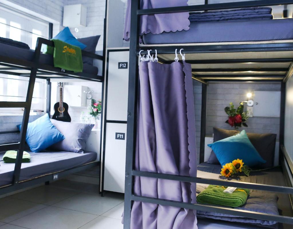 Номер (Кровать в общей женской спальне с 12 кроватями.), S Phuot Airport Hostel