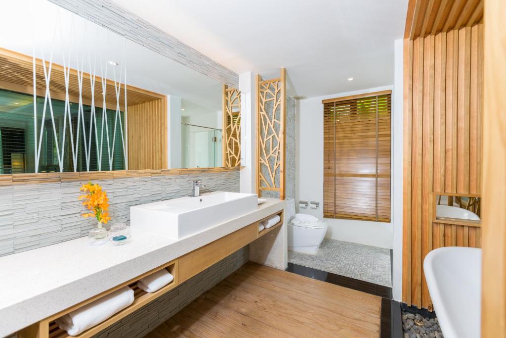 Сьюит (Люкс с 1 спальней и доступом в бассейн), Отель Wyndham Sea Pearl Resort, Phuket