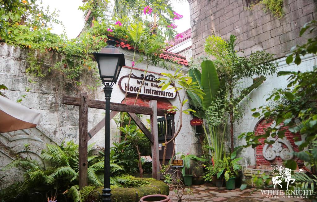 White Knight Hotel Intramuros - Tap to explore photos