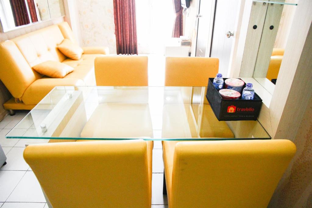 Pool View 2BR Mutiara Bekasi Apartment By Travelio photo 3