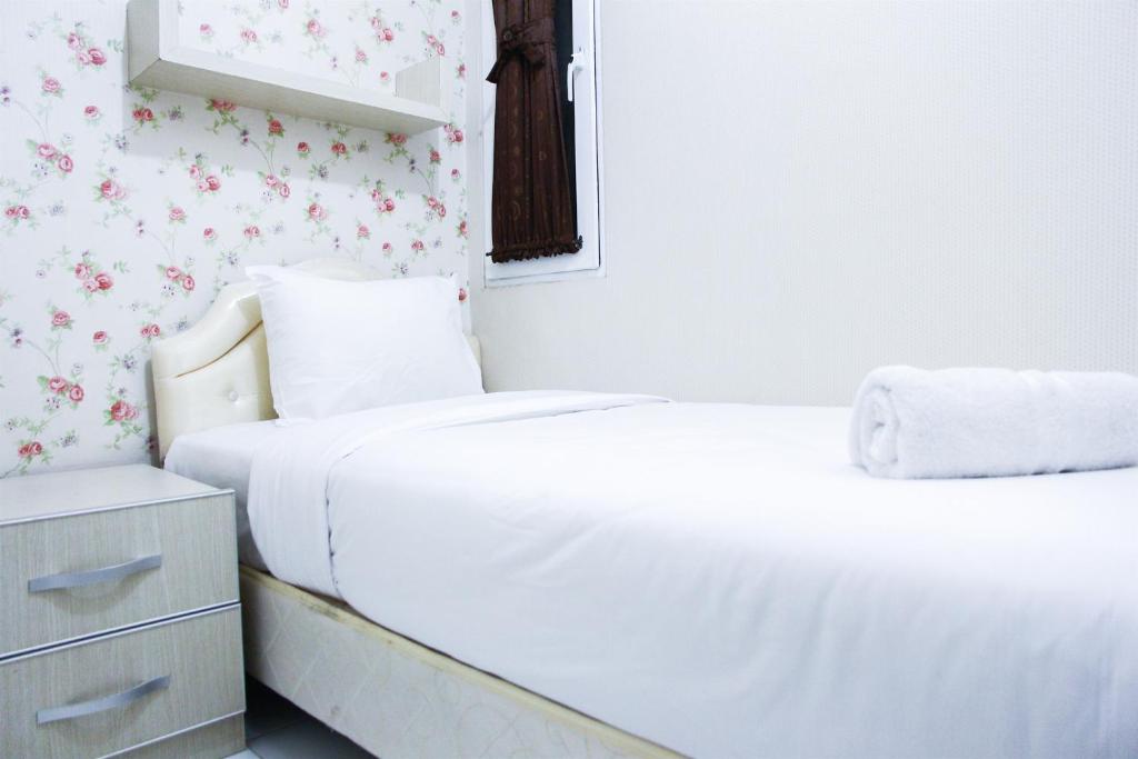 Pool View 2BR Mutiara Bekasi Apartment By Travelio photo 1