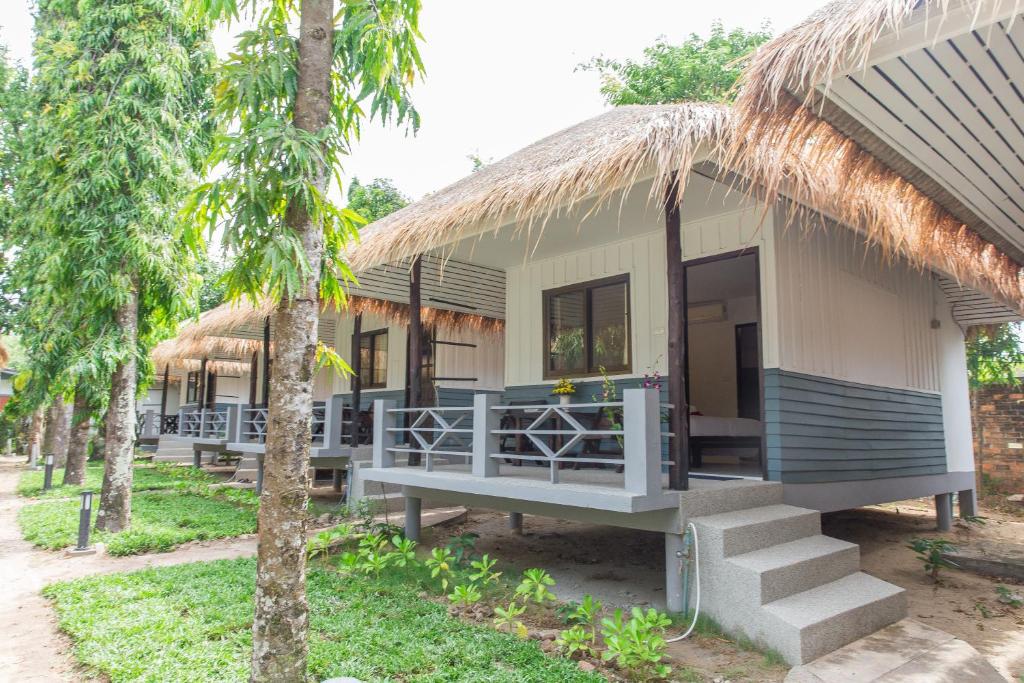 Вилла (Улучшенный коттедж «Сад»), New Lapaz Villa & Resort