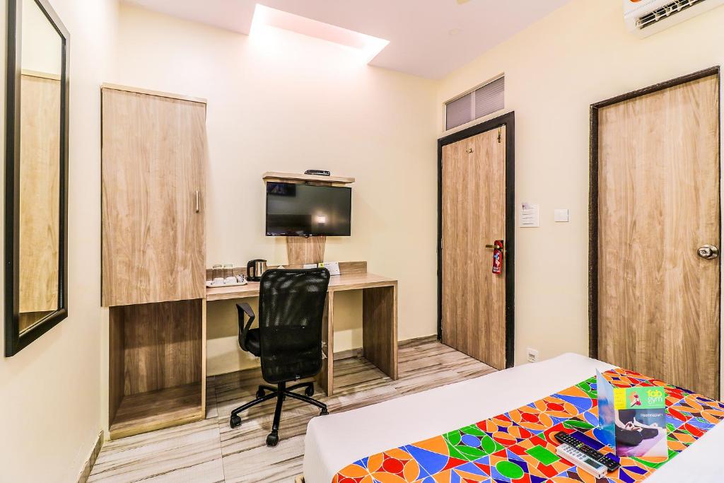 Двухместный (Двухместный номер Делюкс с 1 кроватью), FabHotel Aksa International Andheri East