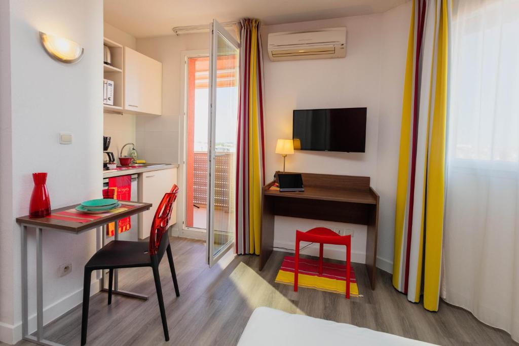 Студио (Comfort Studio Double with Balcony), Aparthotel Adagio Access Perpignan