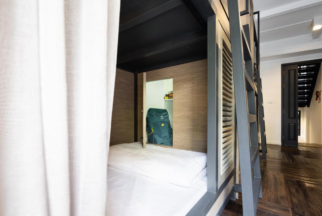 Номер (Односпальная кровать в общем номере для женщин), Warm Window Silom