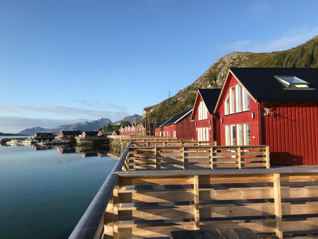 Luxurious cabin by the waterfront photo 1