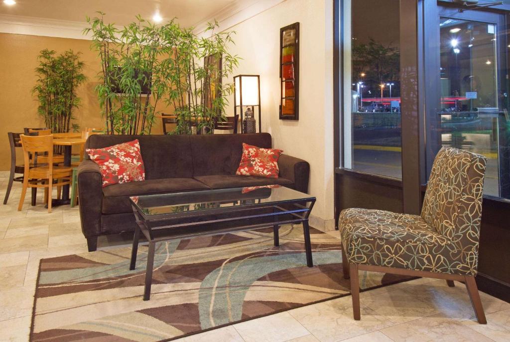 AmericInn by Wyndham Johnston Des Moines photo 1