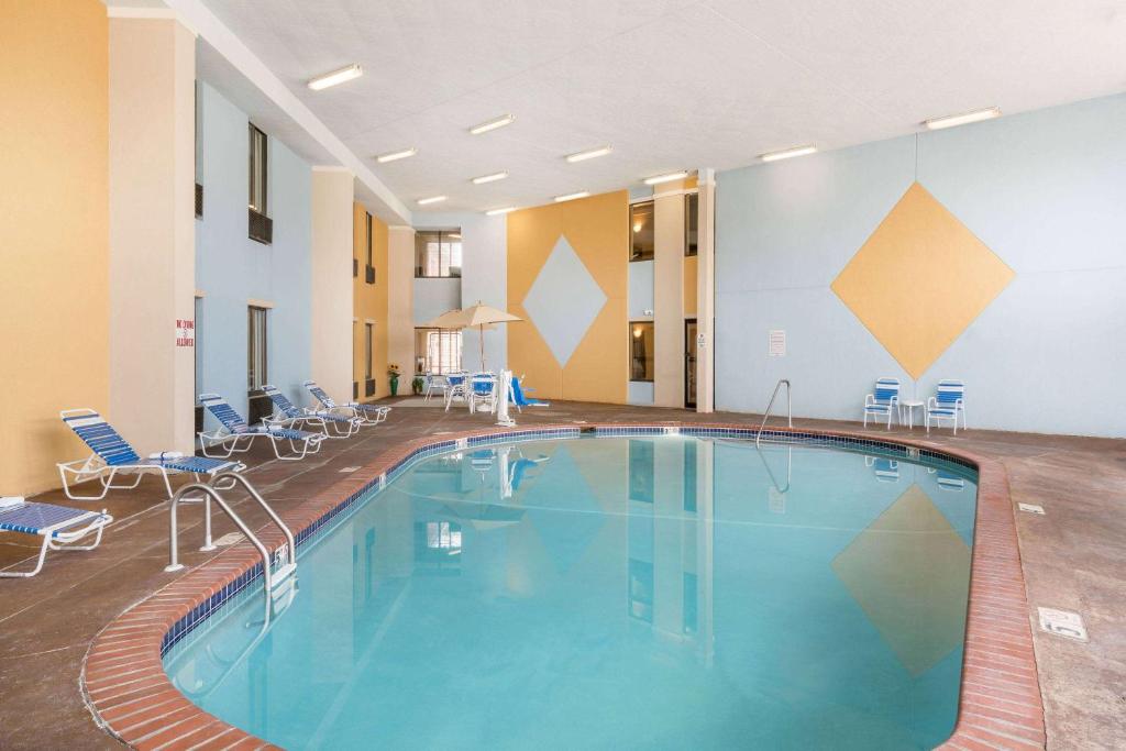 AmericInn by Wyndham Johnston Des Moines photo 2
