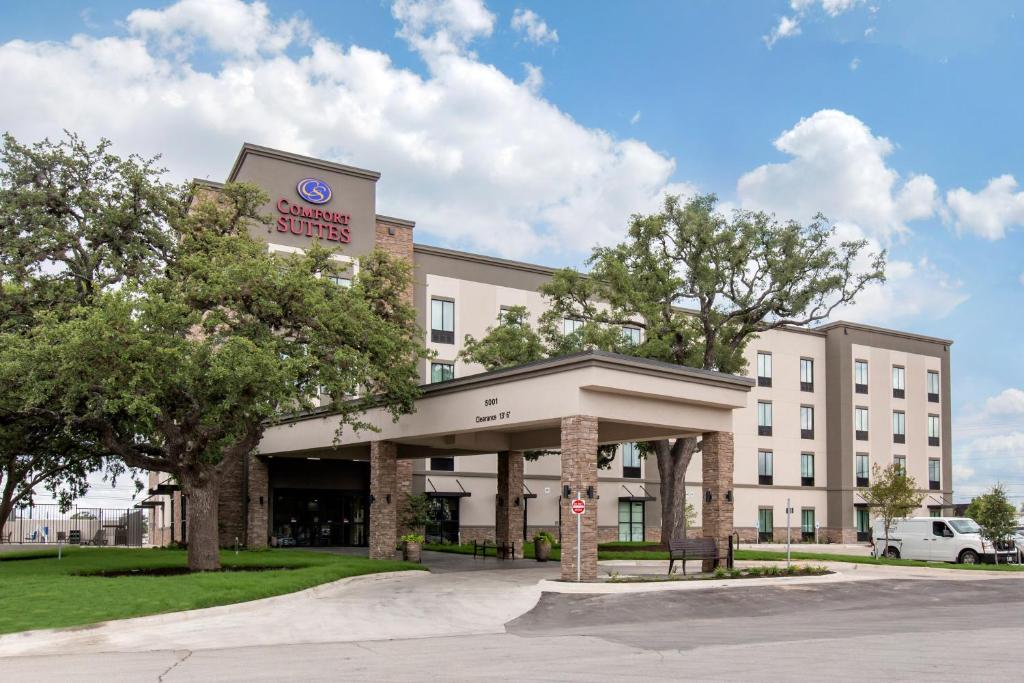Comfort Suites - South Austin image
