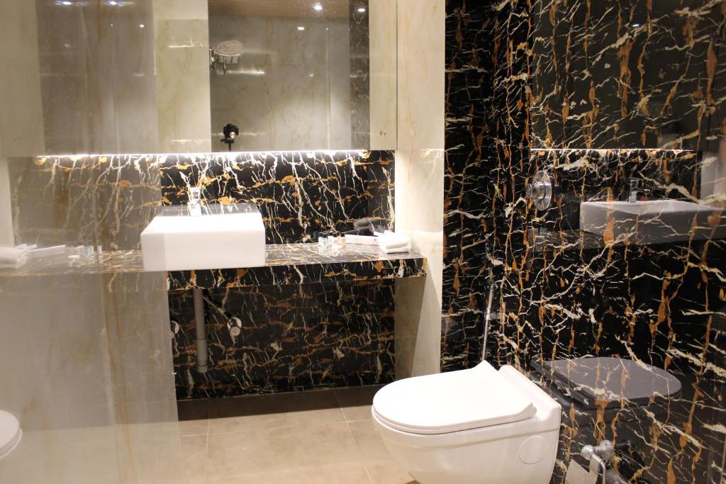 Двухместный (Улучшенный двухместный номер с 1 кроватью), iWE Suites by Pathtrails