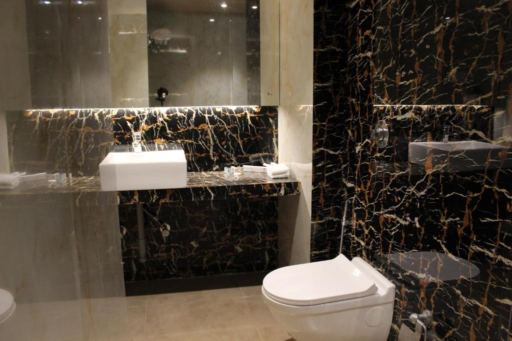 Двухместный (Улучшенный двухместный номер с 1 кроватью), iWE Suites by Pathtrails