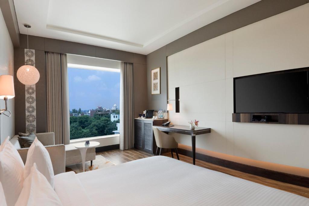 Двухместный (Deluxe Room Taj Mahal View King Bed (3 Hrs early check in/late check out upon availability and 10% Disc. on Food and Soft beverages, valid for stays till 31st Oct'20)), Radisson Blu Agra Taj East Gate