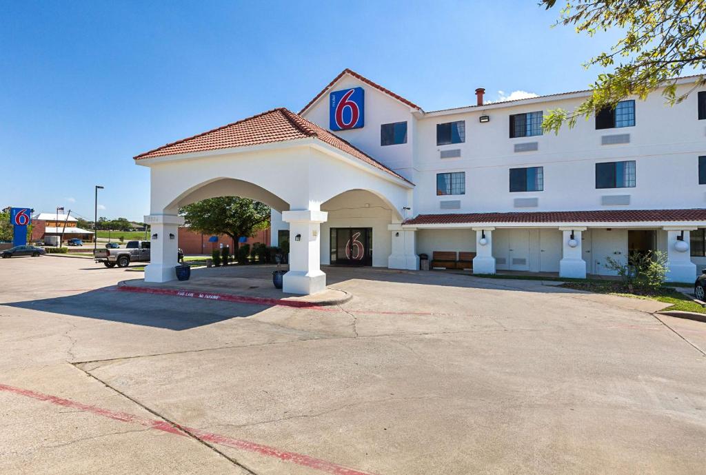 Motel 6 Bedford, TX - Fort Worth image
