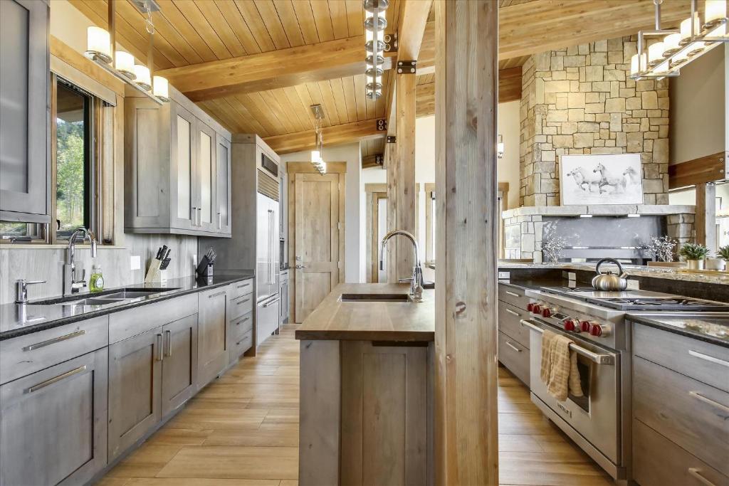 Mountain Top Luxury Chalet with Amazing Views - Gameroom, Hot Tub & Gas Firepits - 500 Dollars of FREE Activities & Equipment Rentals Daily photo 3