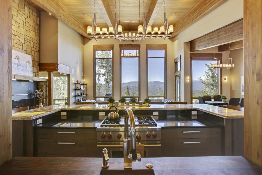 Mountain Top Luxury Chalet with Amazing Views - Gameroom, Hot Tub & Gas Firepits - 500 Dollars of FREE Activities & Equipment Rentals Daily photo 1