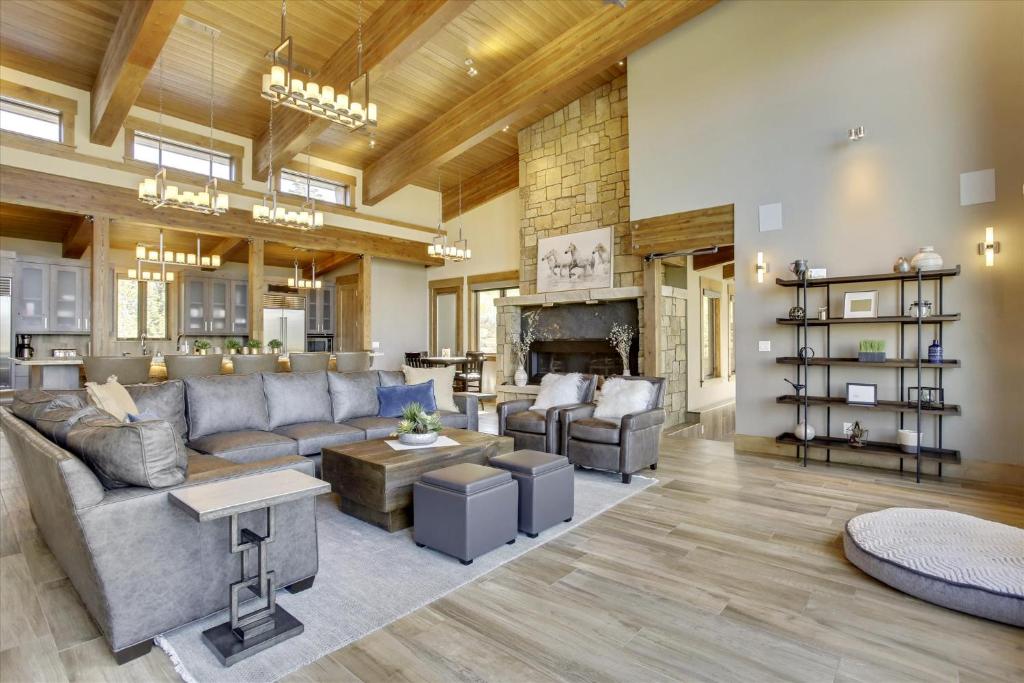 Mountain Top Luxury Chalet with Amazing Views - Gameroom, Hot Tub & Gas Firepits - 500 Dollars of FREE Activities & Equipment Rentals Daily photo 2