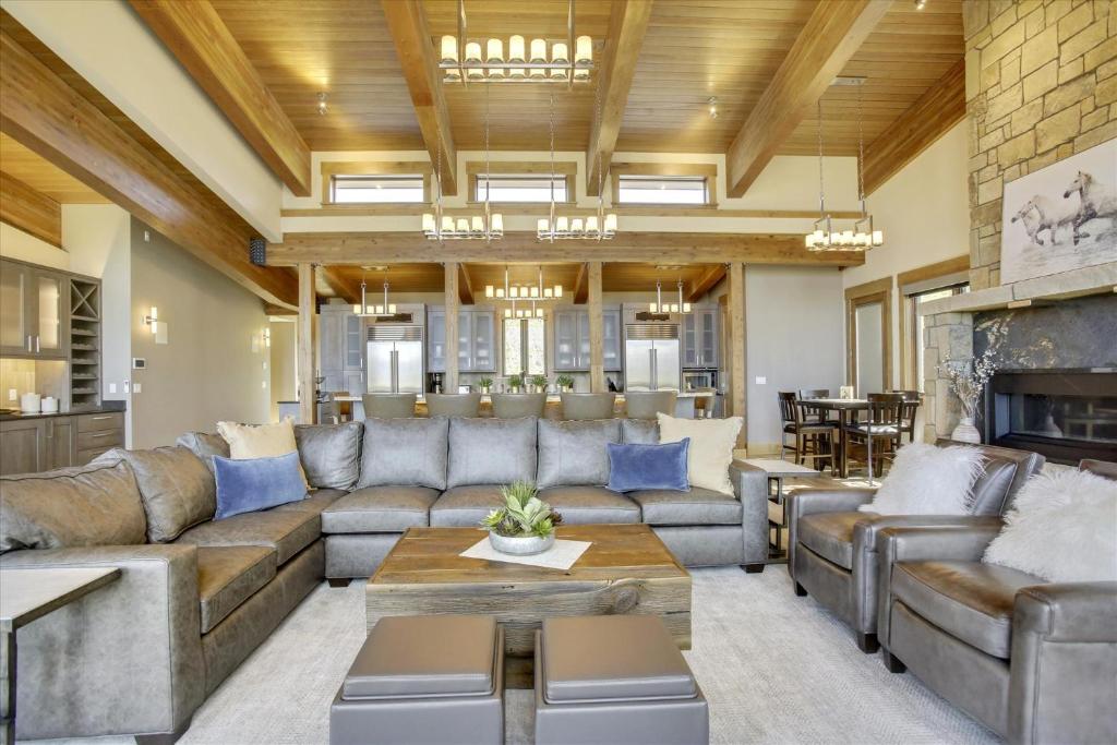 Mountain Top Luxury Chalet with Amazing Views - Gameroom, Hot Tub & Gas Firepits - 500 Dollars of FREE Activities & Equipment Rentals Daily