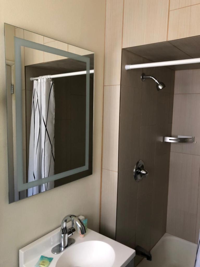 Двухместный (Стандартный номер с кроватью размера «king-size»), Monticello Motel
