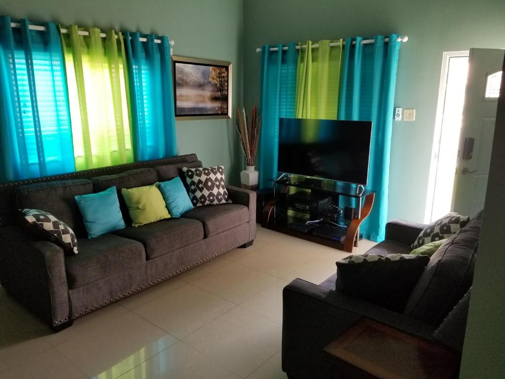 Caymanas estate beautiful two bedroom suites photo 4
