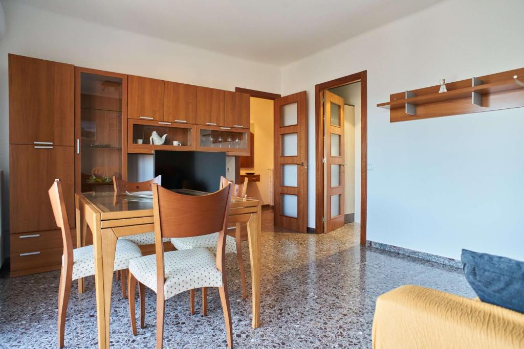 Manresa Apartamentos Turísticos - Tap to explore photos
