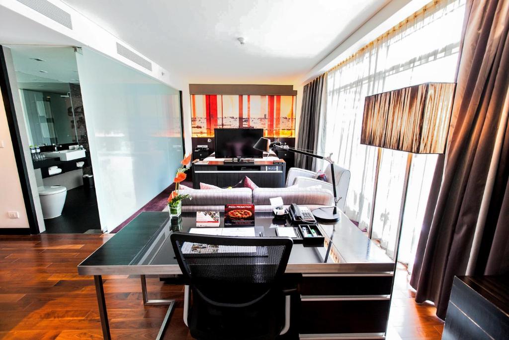 Сьюит (Полулюкс), Отель Park Plaza Bangkok Soi 18