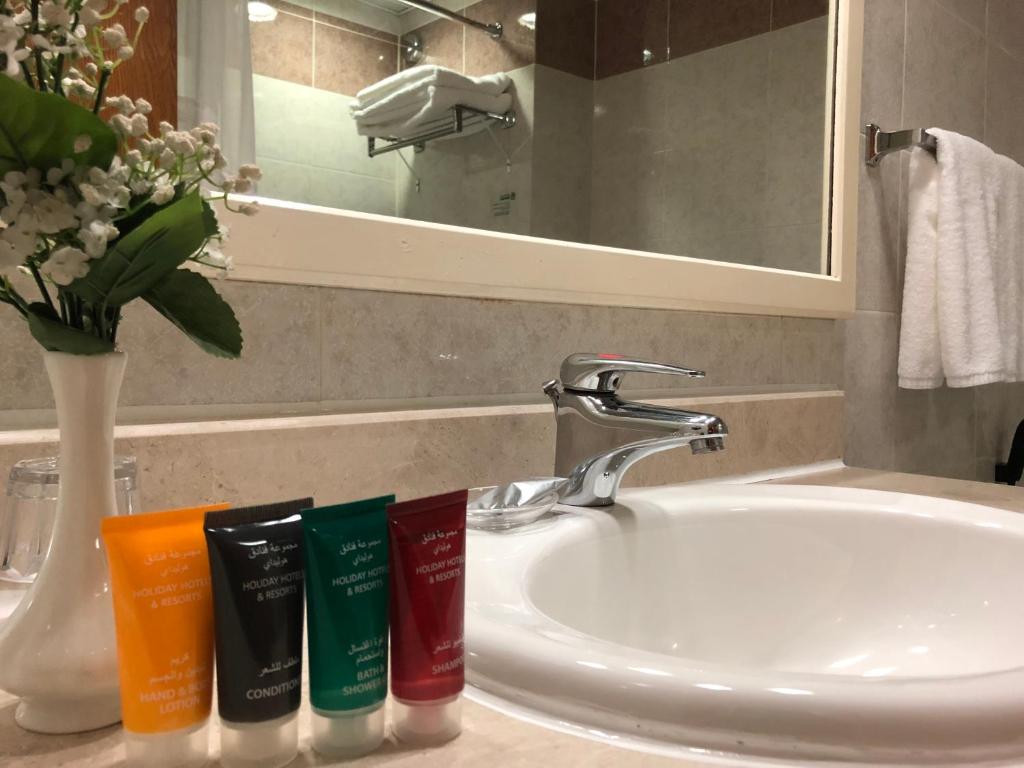 Hotel Al Madinah Holiday - Tap to explore photos