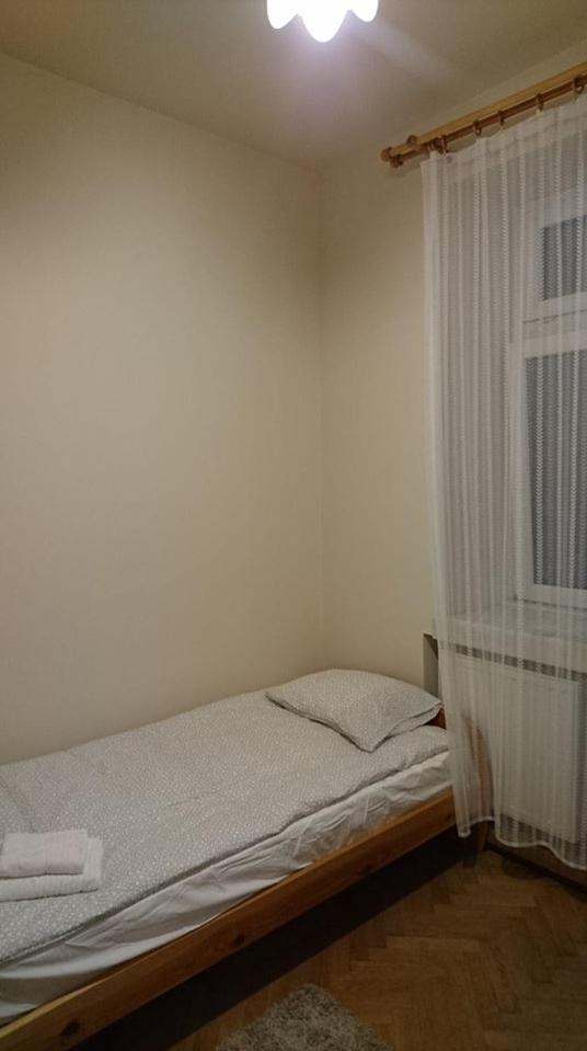 Single room-just 4 minutes from Main Market Square