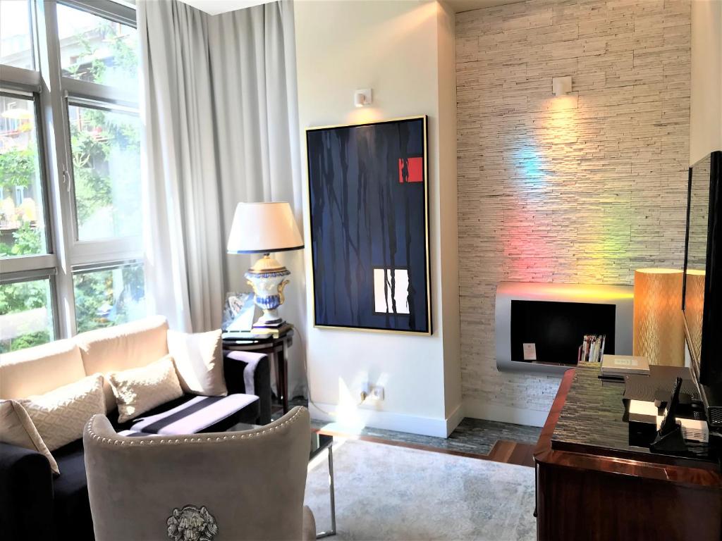 Апартаменты (Luxury Deluxe Suite with One Bedroom and Balcony, 65 m2), Luxury Apartments Mondrian Old Town