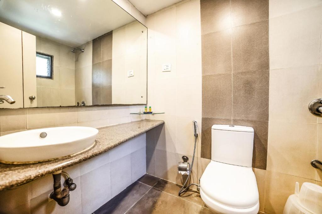 Двухместный ((Sanitised)  Deluxe Double Room), FabHotel Flamingo Anna Nagar