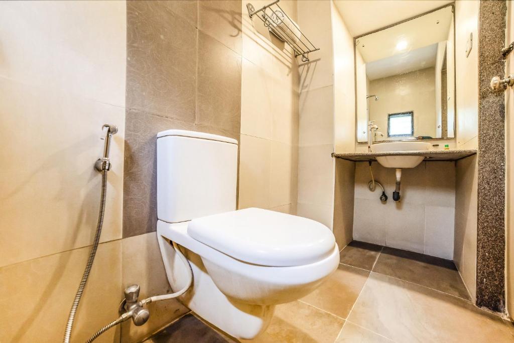Трехместный ((Sanitised) Executive Triple Room), FabHotel Flamingo Anna Nagar