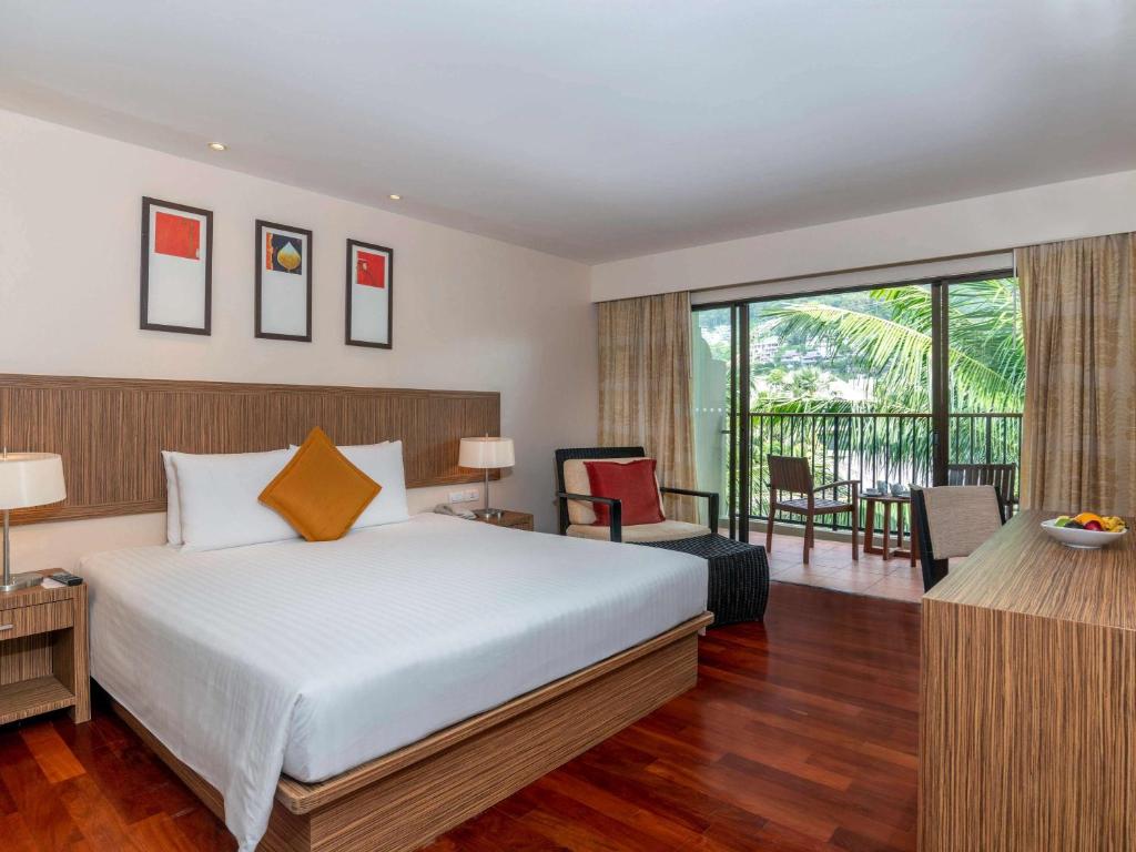 Сьюит (Улучшенный номер с кроватью размера «king-size»), Novotel Phuket Surin Beach Resort