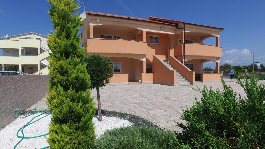 Apartments Villa Lucky photo 3