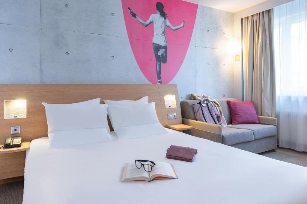 Двухместный (Улучшенный двухместный номер с 1 кроватью и диваном), Novotel Wrocław City