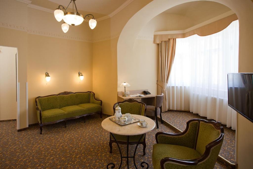 Barokk Hotel Promenád Gyor - Tap to explore photos