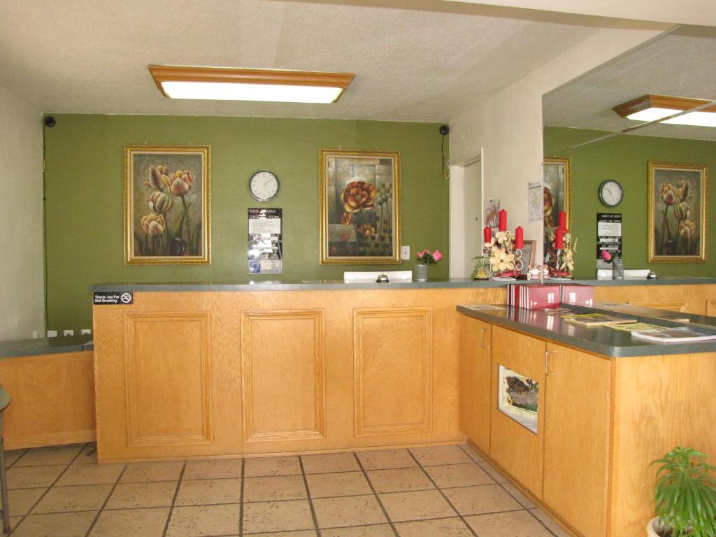 Classic Inn Red Bluff - Tap to explore photos